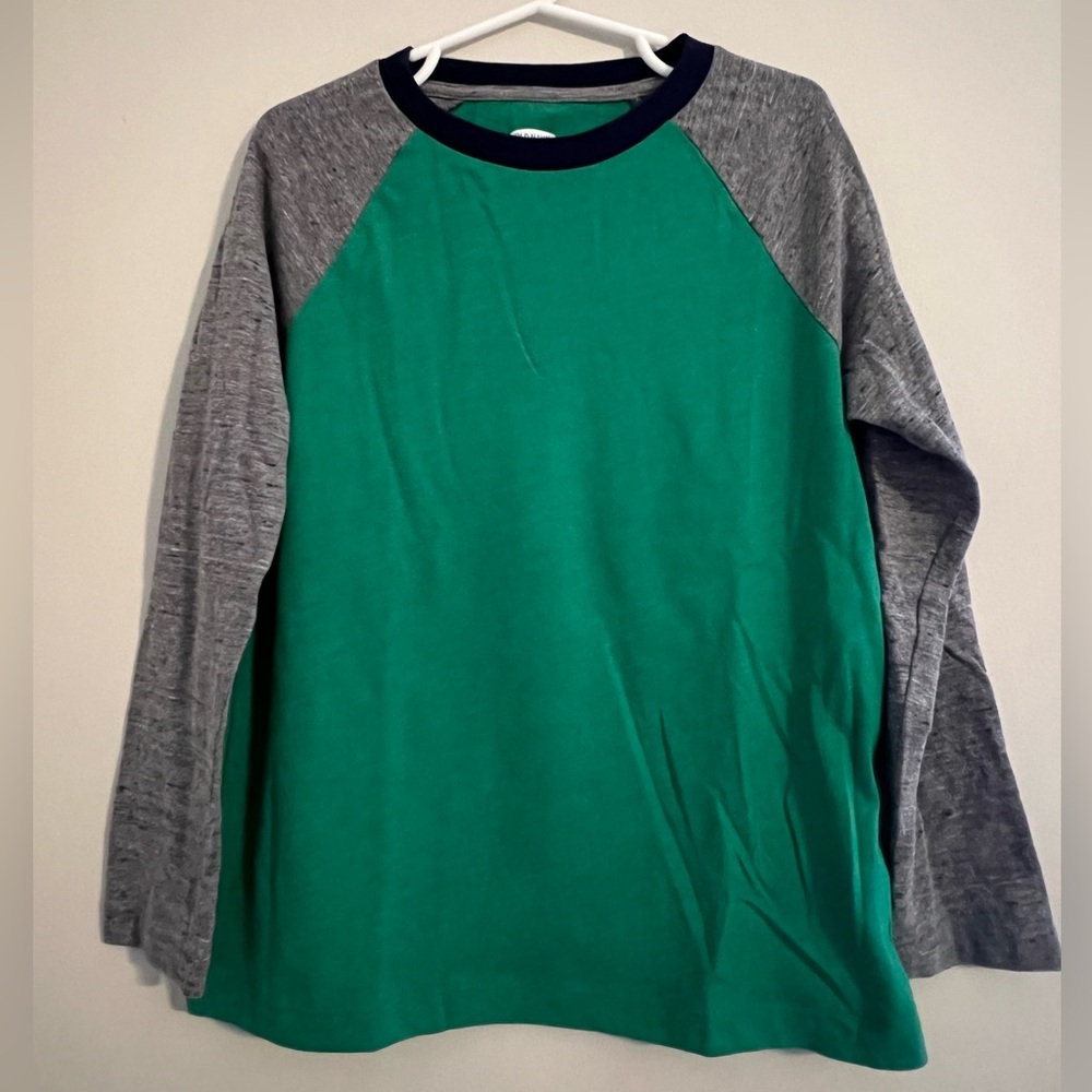Old Navy Boys Long Sleeve.  Size 6-7.